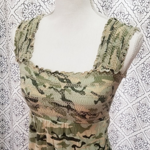 Green Camo Printed Elastic Smocked Sleeveless Top - Picture 3 of 7